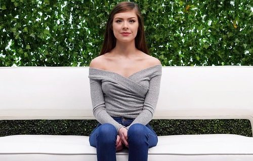 Приятная молодая брюнетка модельной внешности на порно кастинге.